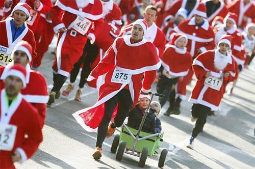 Papais Noeis apostam corrida na cidade de Michendorf, ao sul de Berlim, neste domingo (6) / Foto: REUTERS/Hannibal Hanschke